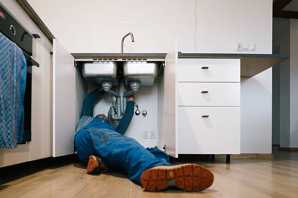 Professional Emergency Plumber technician working in Meridian, TX